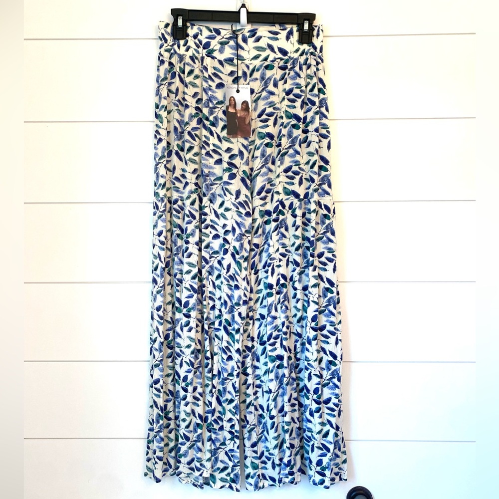 NWT KENDALL + KYLIE floral flowy pants. Size small.